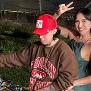 Aida Victoria Merlano y Westcol a bordo de una motocicleta