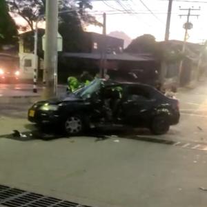 En el hecho estuvo involucrado un carro de color negro y un bus de la empresa La Carolina