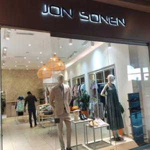 Aspecto de una de las tiendad Jon Sonen