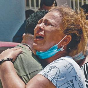 Familiares de la pequeña Yulitza, de un año y medio, asesinada en Las Américas el pasado 17 de octubre de 2021. Lloraban a las afueras de la Clínica San Ignacio.