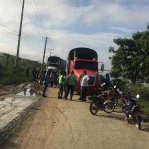 El joven quedó debajo de las llantas del camión.