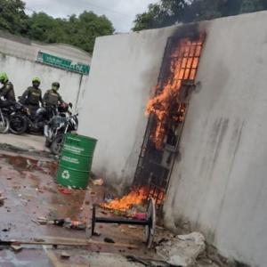Los detenidos llevaron a cabo una quema de elementos como forma de protesta