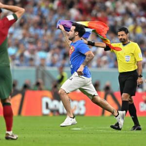 El hincha invadió la cancha en medio del partido entre Portugal y Uruguay