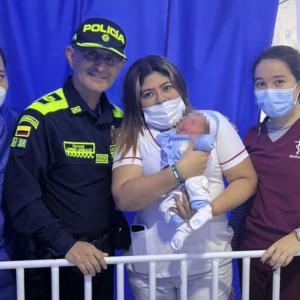 Bebé rescatado con coronel Urquijo y equipo médico. 