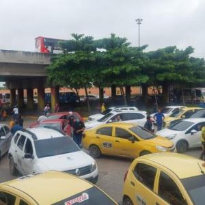 La ciudad amaneció sin taxis en varios puntos por la protesta.