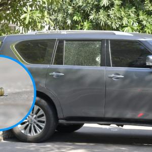 En los vidrios del vehículo quedaron las roturas derivadas del impacto de las armas de fuego