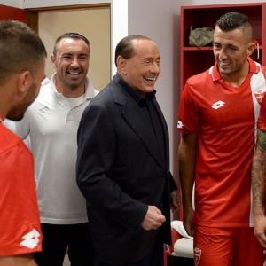Silvio Berlusconi rodeado de los jugadores del Monza FC
