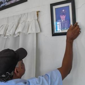 Miguel Muñoz con la foto de su hijo Medel. 