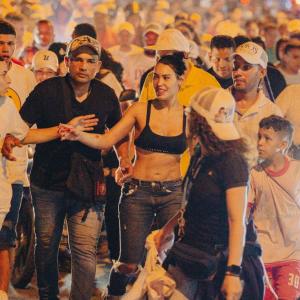 Ana del Castillo rodeada por varios seguidores