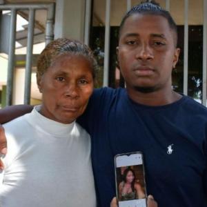 Madre y hermano de la fallecida. 