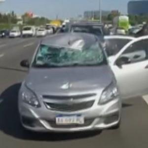 Auto que arrolló al sujeto en el lugar de los hechos.