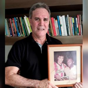 Javier Castell y su fotografía con Pelé. 