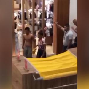 Aspecto del joven retirado del establecimiento por parte de las autoridades