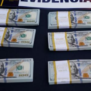 Dinero en efectivo decomisado en medio de los allanamientos que lideró la Fiscalía en Chile.