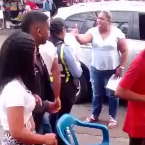 “¿Por qué tienes que pegarme?”, expresó la agente de tránsito luego de recibir la bofetada.