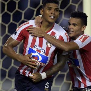 Rafael Pérez celebrando un gol con la camiseta del equipo barranquillero junto a Luis Díaz