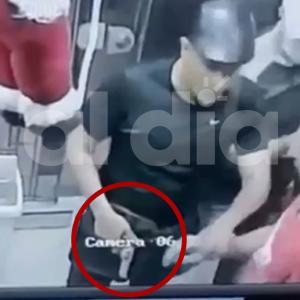 El hecho quedó grabado por cámaras de seguridad. 