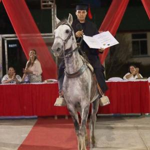 El joven se presentó la tarde de este viernes 9 diciembre vestido con toga y birrete y montado en su caballo ‘Tormento’