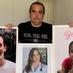 Regis Feitosa Mota con cuadros de sus hijos. 