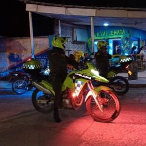 Autoridades realizando controles en las calles.