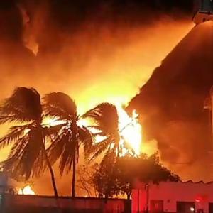 Aspecto del incendio en horas de la madrugada de este miércoles