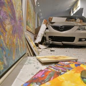 Aspecto de algunos daños materiales generados por el carro