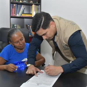 La mujer recibió oficialmente su documento este martes.