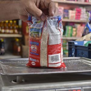 Una bolsa de arroz en una tienda de Barranquilla