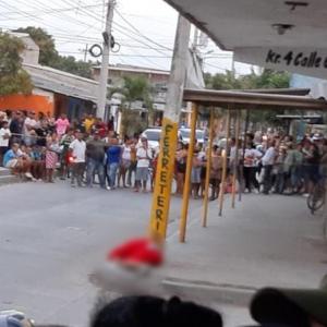 El cuerpo sin vida quedó postrado en la esquina de la calle. 