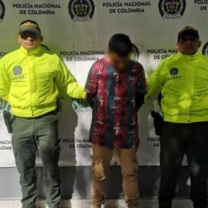 El capturado por violencia intrafamiliar agravada en la foto de reseña de la Policía.