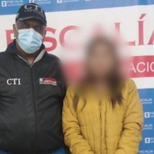 Capturada con agentes. 