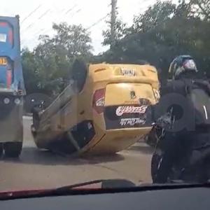 El volcamiento fue reportado a través de Wasapea