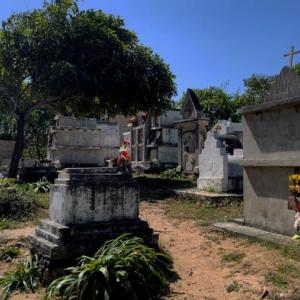 Al lado del cuerpo hallaron una botella de licor, la cual fue partida por su padre.