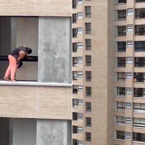 La mujer puso en riesgo su vida por hacer su trabajo. 