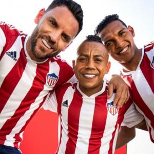 La camiseta de Junior tendrá un estilo clásico, con lineas gruesas y el diseño de Adidas