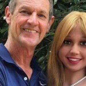Rod y Karina, su muñeca sexual. 