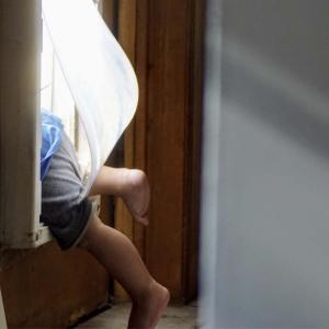 Imagen de referencia de un bebé huyendo por la ventana. 