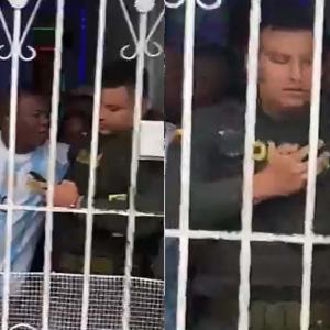 Los policías permanecieron atrapados por varios minutos ante la mirada graciosa de quienes presenciaron el hecho.