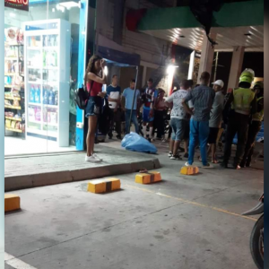 El hombre cayó tendido en el suelo sin vida durante la noche de este sábado