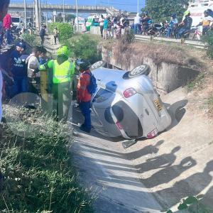 Del volcamiento, de momento, solo se reportan daños materiales. 