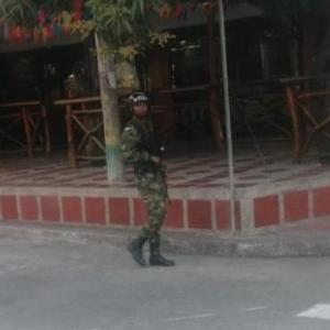 a Policía Metropolitana de Barranquilla y las tropas de la Segunda Brigada del Ejército están brindando acompañamiento a los trabajadores y propietarios 