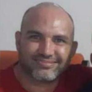 Aspecto del hombre asesinado en la noche de este lunes