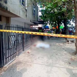 El cuerpo sin vida quedó tendido sobre la carretera