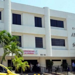 Los uniformados fueron trasladados a la Clínica Altos de San Vicente.