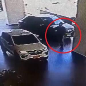 Luego de cometido el hurto, ambos individuos huyeron del lugar en dirección hacia la calle 84.