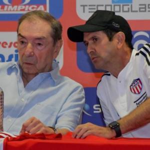 El entrenador rojiblanco y el accionista del equipo durante la segunda presentación de Reyes como DT de Junior