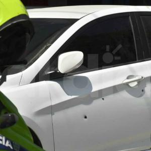 un vehículo de color blanco resultó afectado por las balas de los sicarios que, al parecer, tenían la intención de atentar contra un establecimiento comercial