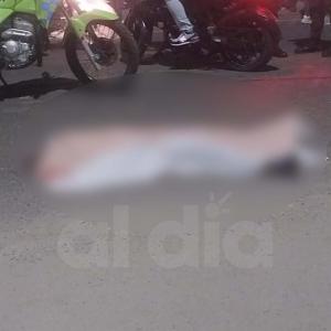 La mujer quedó tendida sobre la vía. 