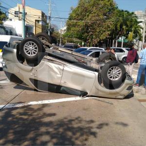 El vehículo afectado terminó volcado sobre una carretera en el norte de la ciudad