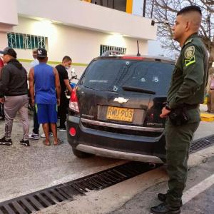 El carro impactado con los múltiples impactos de arma de fuego.